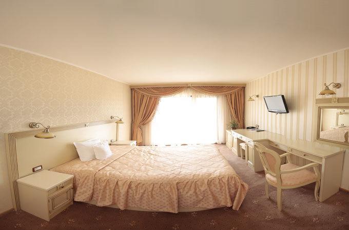 Hotel Majestic ยาช ภายนอก รูปภาพ