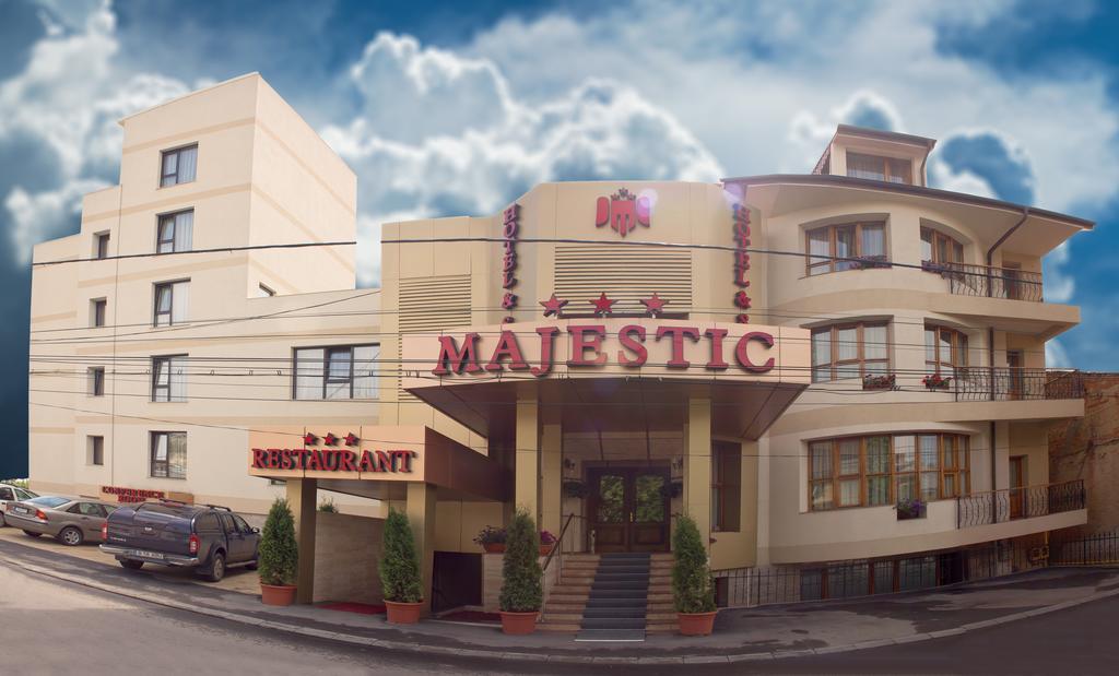 Hotel Majestic ยาช ภายนอก รูปภาพ