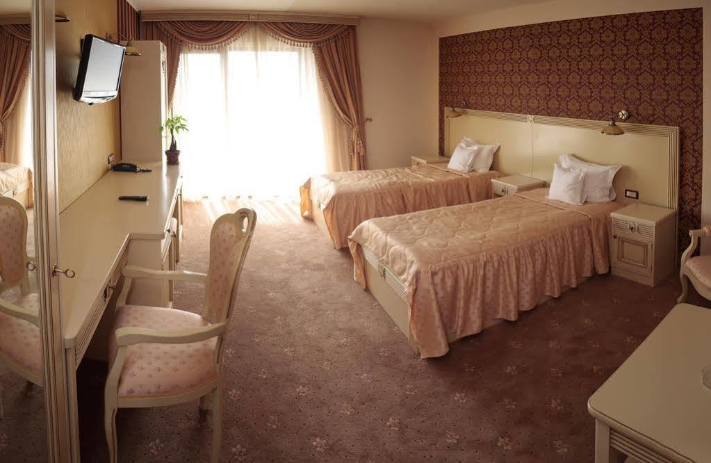 Hotel Majestic ยาช ภายนอก รูปภาพ